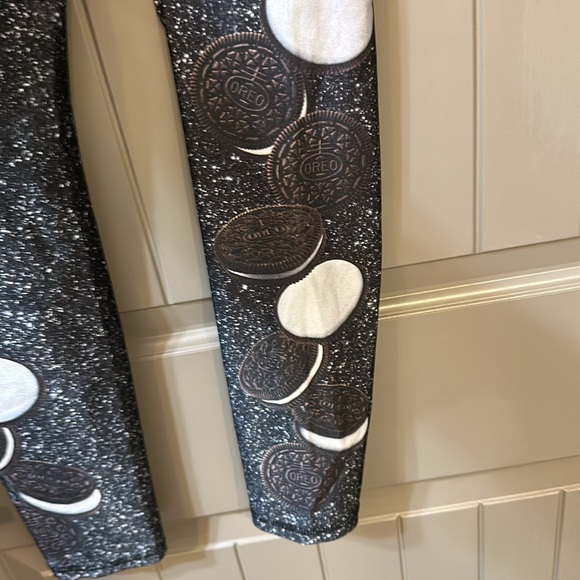 CLEARANCE Terez Oreo Print Performance Leggings - Picture 4 of 7